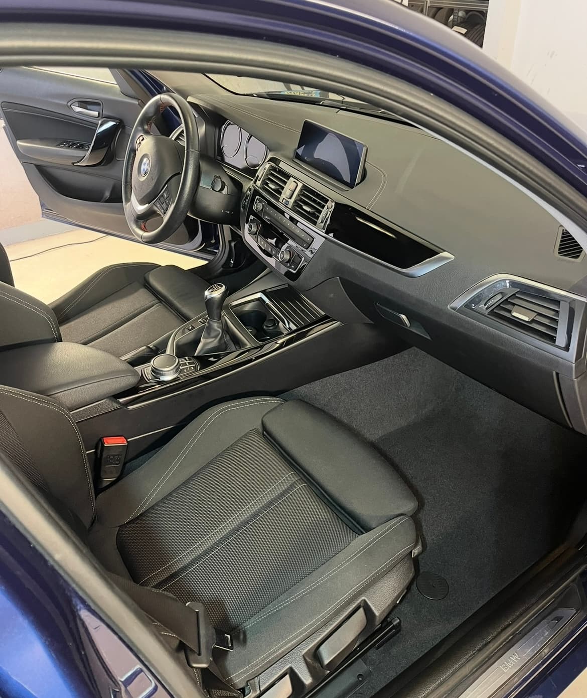 innenraum-cockpit-bmw-gereinigt